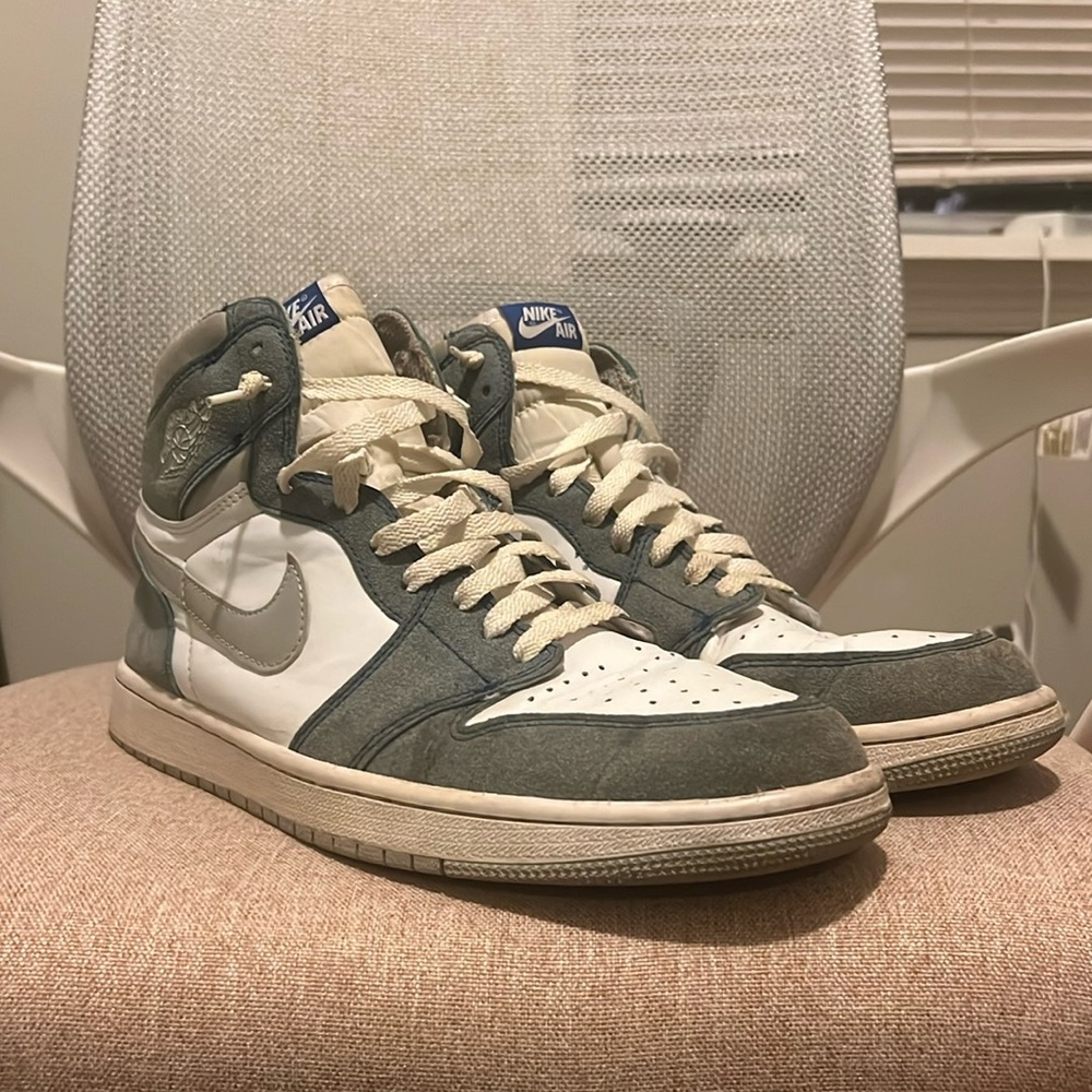 Air Jordan 1 Retro High OG Hyper Royal